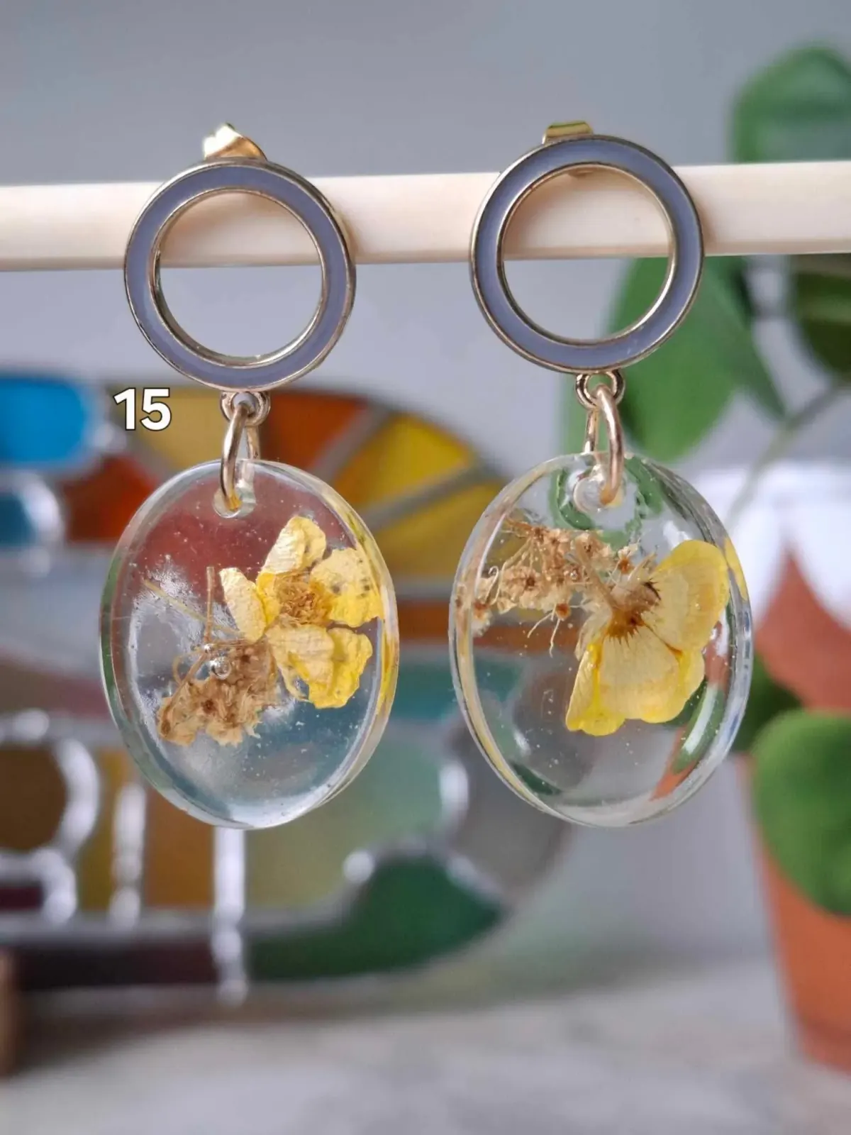 Boucles d'oreilles pendantes ovales en résine transparente avec fleurs séchées jaunes et anneaux gris