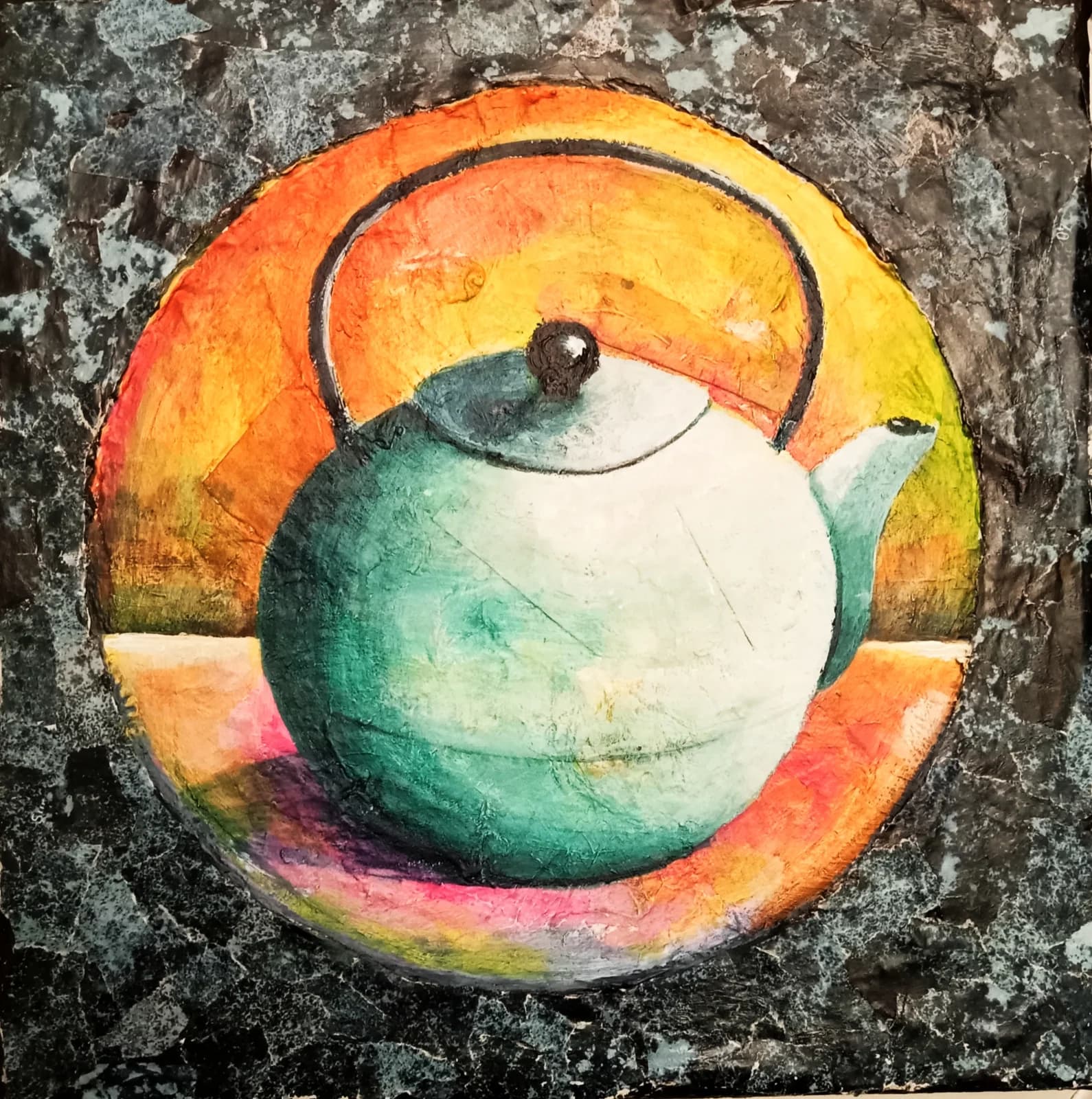 Peinture d'une théière verte et blanche au centre d'un cercle lumineux coloré sur fond texturé sombre.