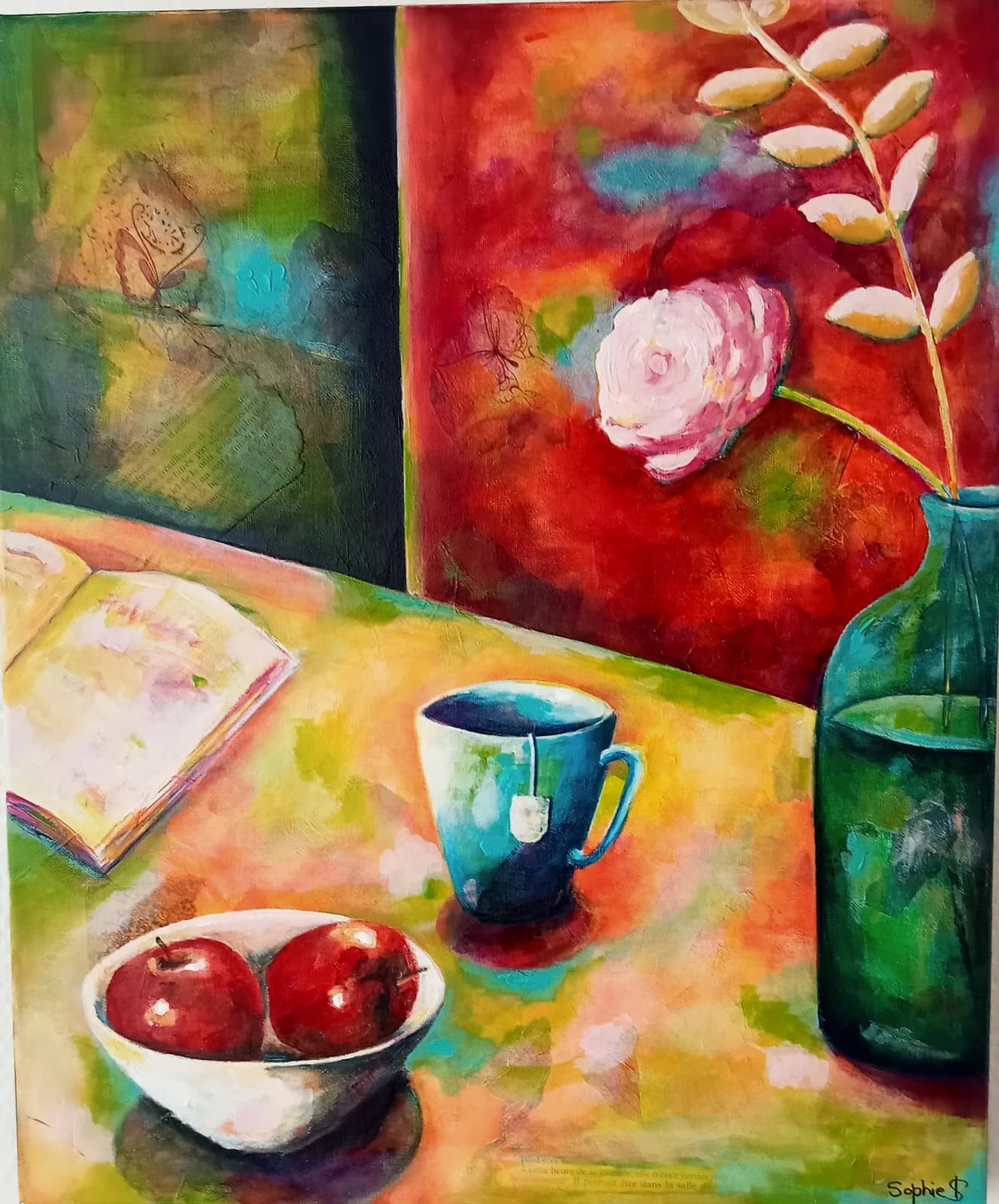 Peinture d'une table avec un bol de pommes, une tasse bleue, un livre ouvert et un flacon vert fleuri