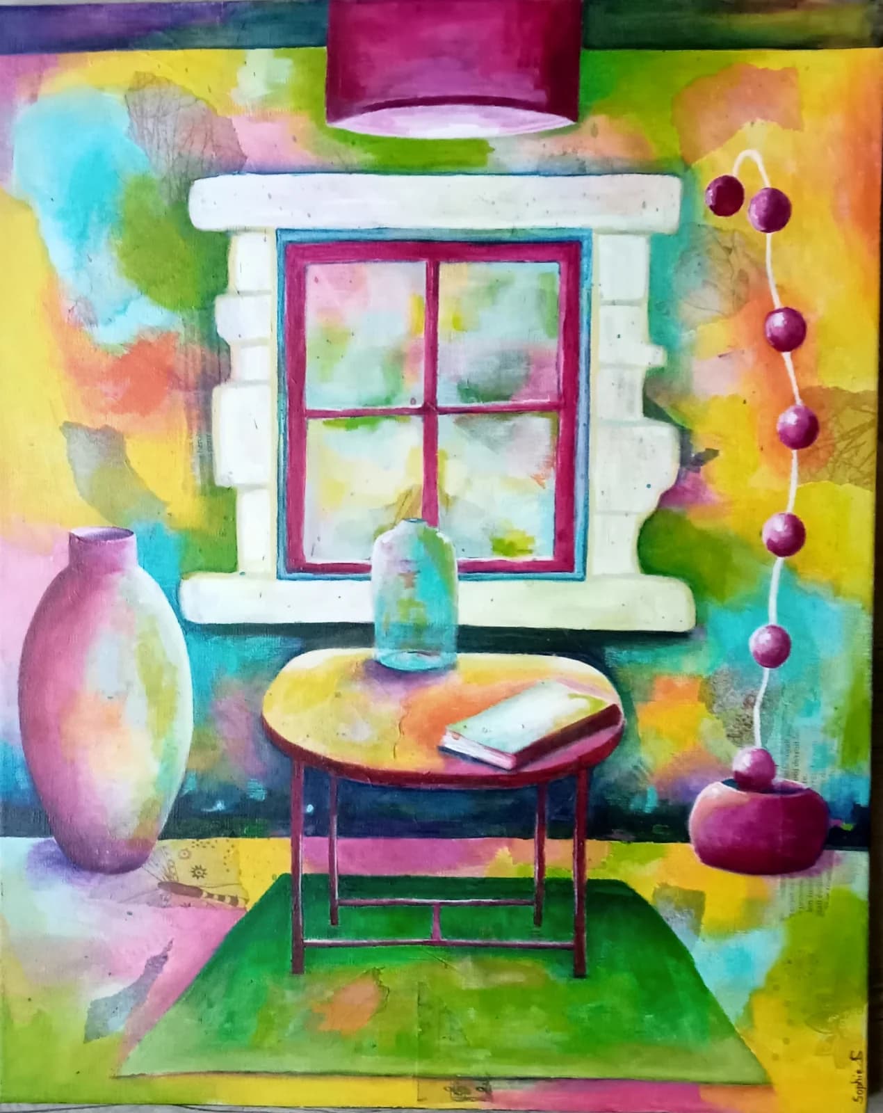 Peinture d'une scène d'intérieur colorée avec fenêtre centrale, table ronde, vase rose et tapis vert.
