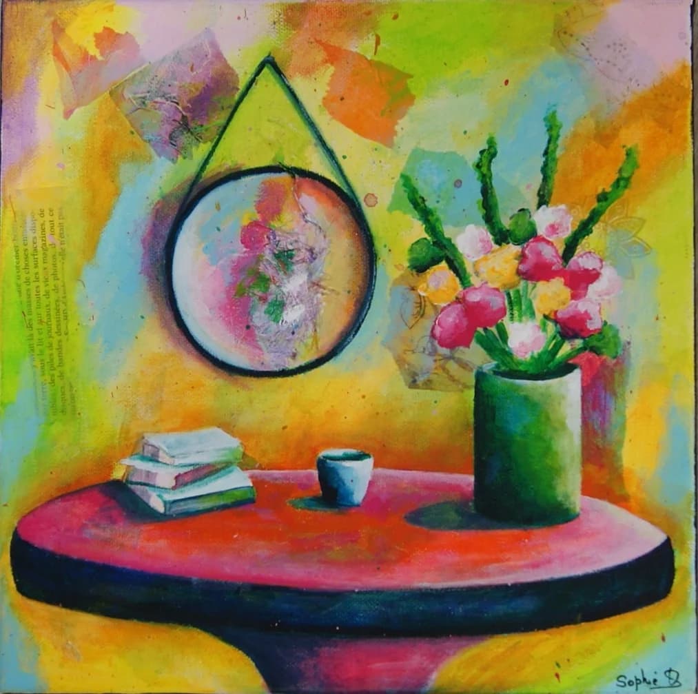 Peinture d'une nature morte avec bouquet rose et jaune sur table ronde et miroir mural aux tons chaleureux.