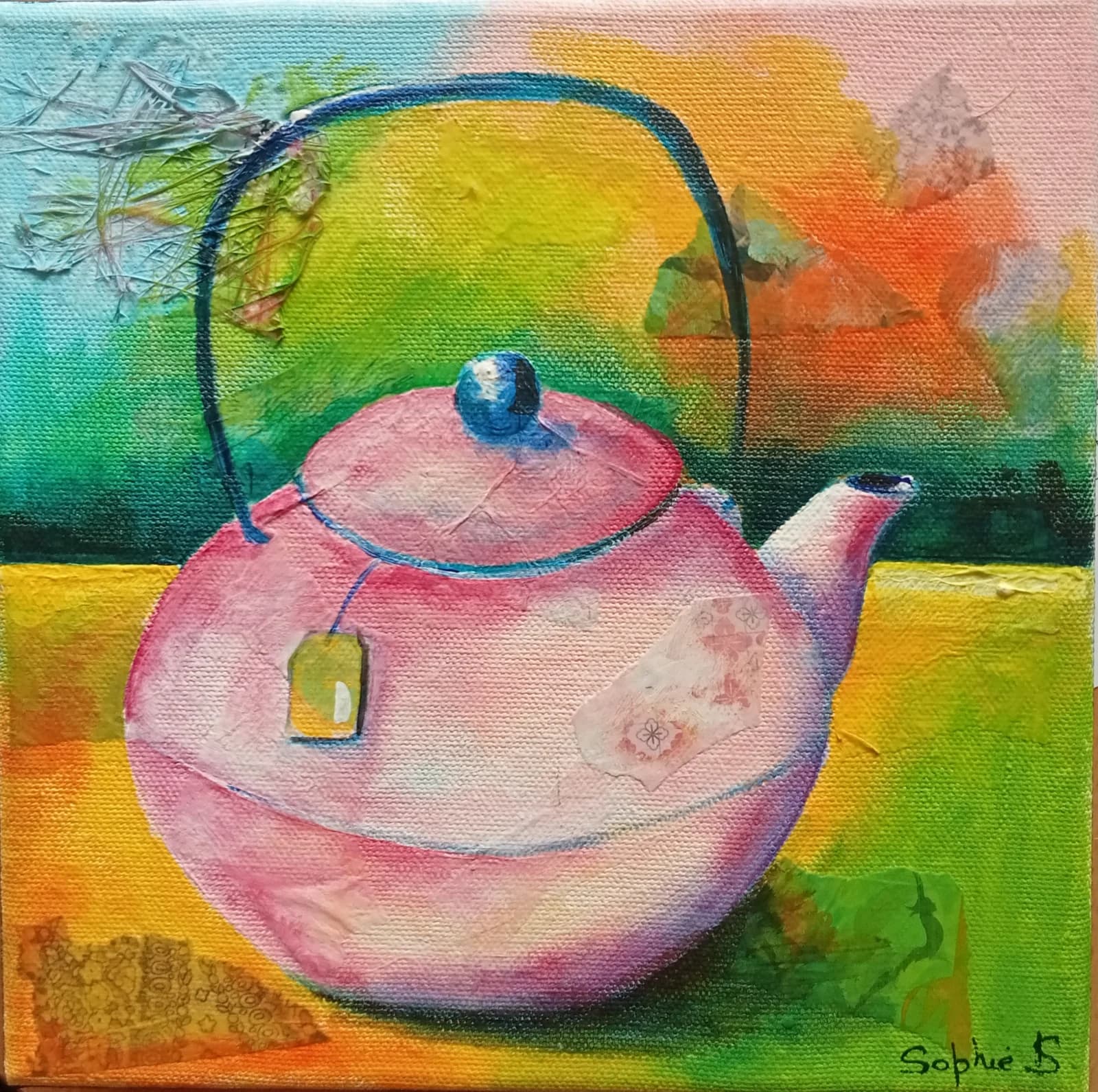 Peinture sur toile représentant une théière rose à anse foncée sur un fond coloré jaune, vert et bleu.