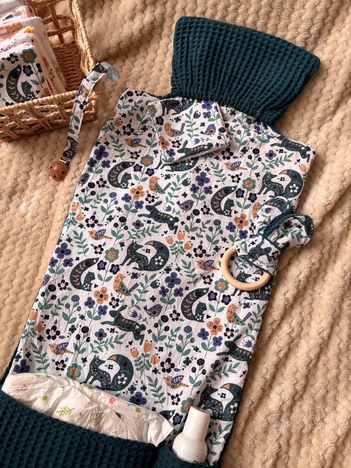 Tapis à langer nomade déplié à motif forêt et animaux avec poche en tissu nid d'abeille bleu canard