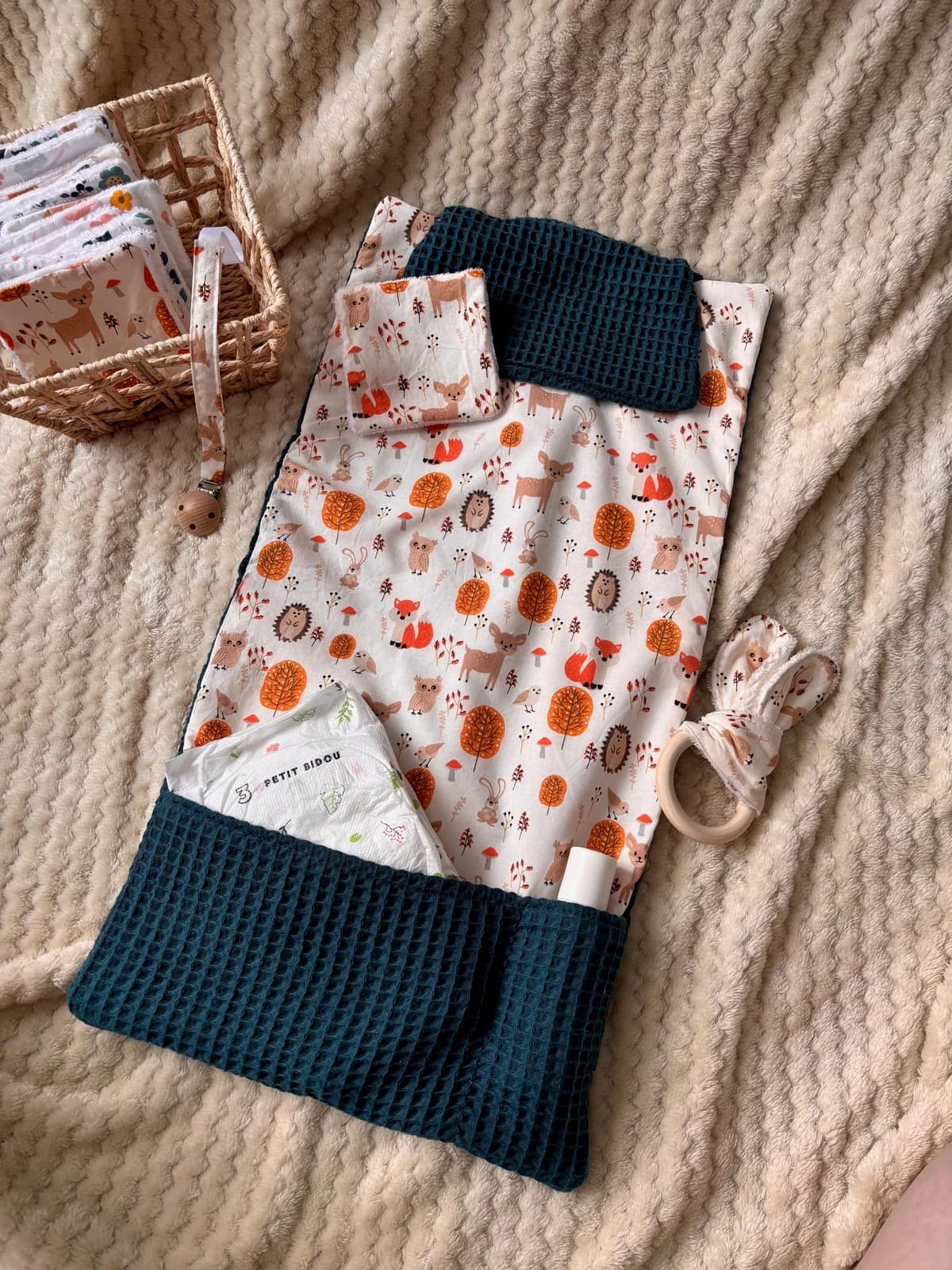 Tapis à langer déplié aux motifs d'animaux de la forêt et tissu nid d'abeille bleu canard