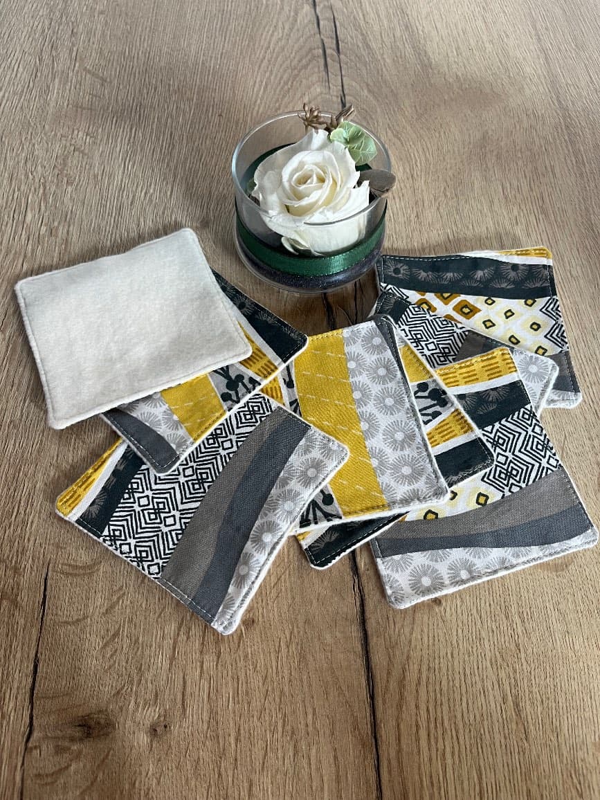 Panière en velours côtelé gris clair et ses 8 lingettes lavables assorties à motifs jaunes et gris.