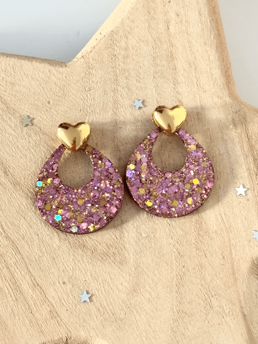 Paire de boucles d'oreilles Queen avec cœurs dorés et pampilles ajourées à paillettes roses et dorées sur bois.