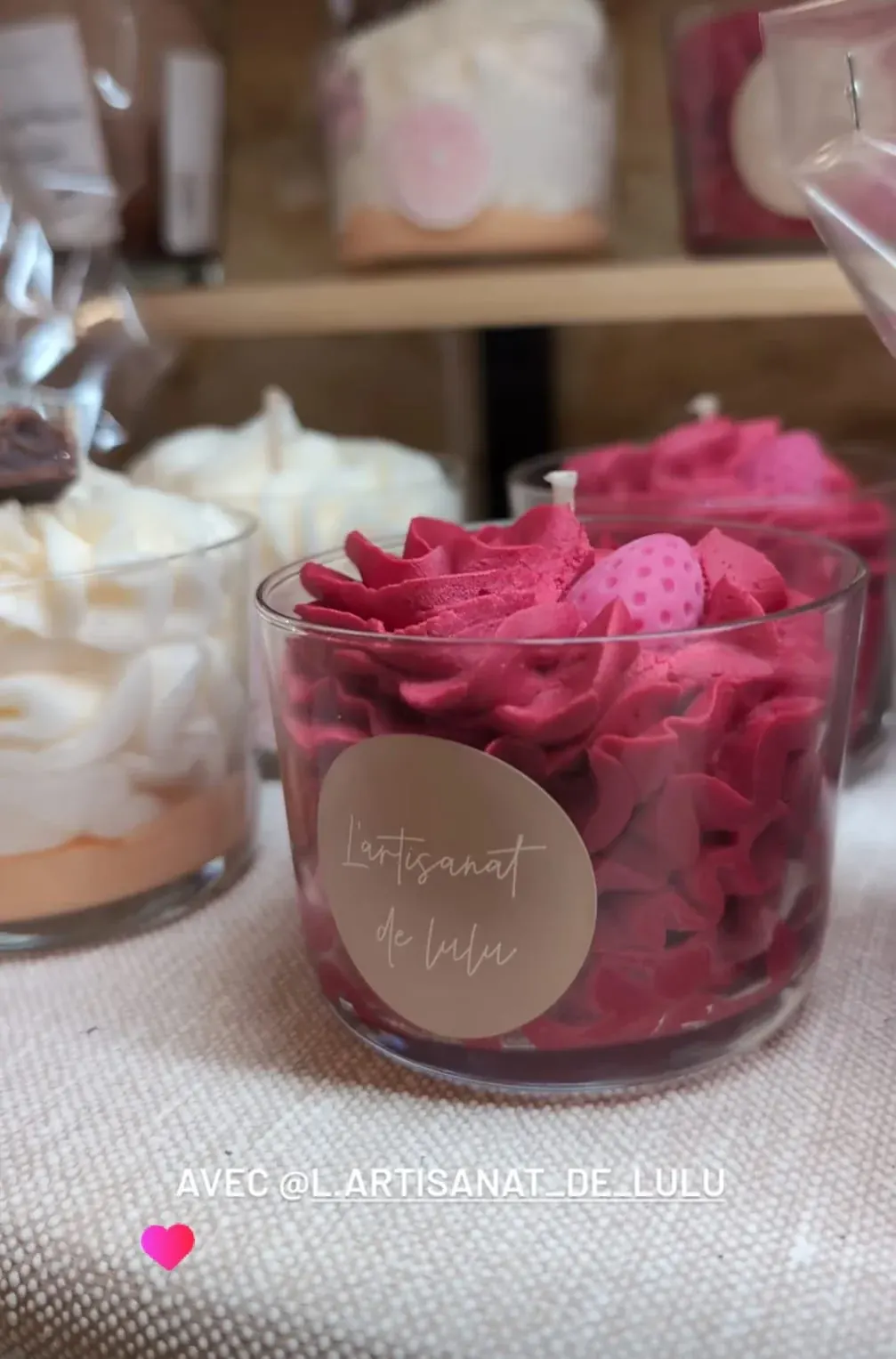 Bougie artisanale en verre avec cire pochée rouge framboise et décor fruité