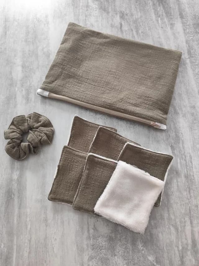 Kit artisanal composé d'une pochette zippée taupe, de six lingettes lavables et d'un chouchou assorti.