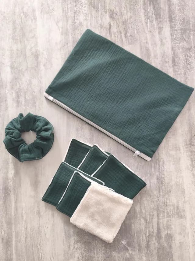 Kit vert avec pochette zippée, chouchou pour cheveux et lot de lingettes lavables carrées.