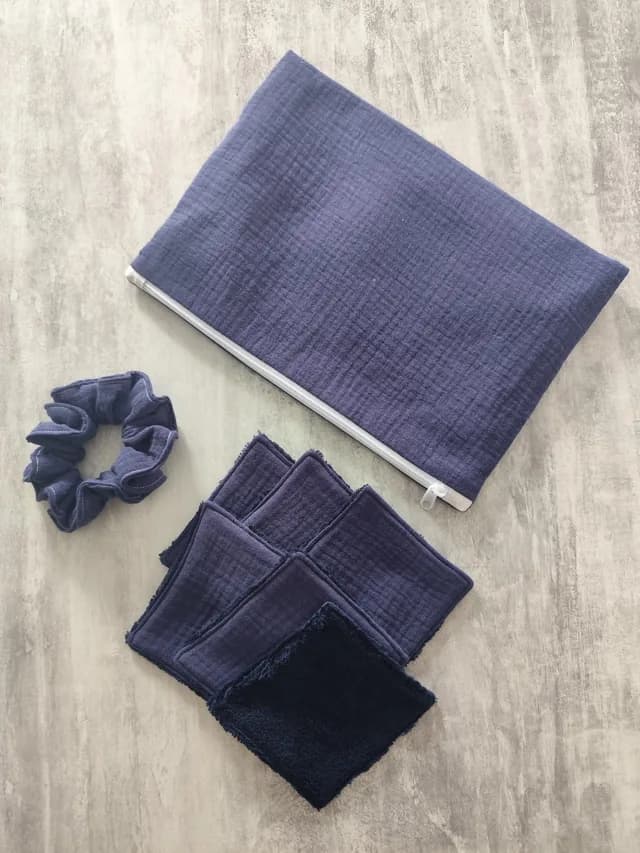 Kit routine en tissu bleu avec pochette zippée, chouchou et lingettes lavables carrées assorties.
